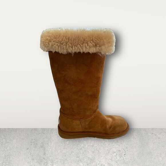 UGGS, size 6, EUC, side lacing, leather and shearling. Metal nameplate on back. - Picture 5 of 11